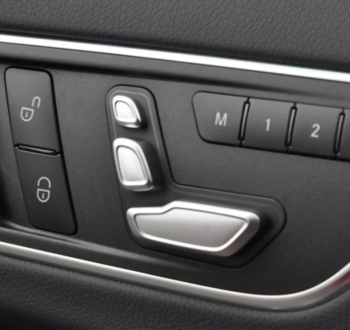 Sportovní chromové tlačítka polohování sedačky Mercedes Benz (W176 / W204 / C117 / X117 / W218 / W212 / W166 / X166 / X156 / C292 / X204)