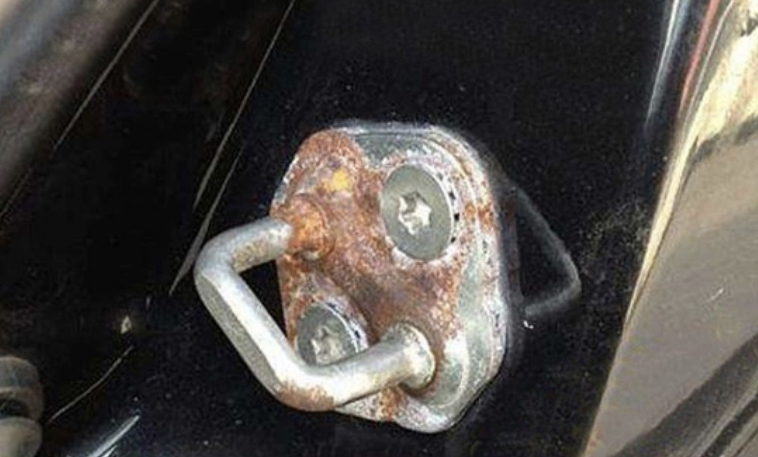 Vnitřní zámky dveří po korozi