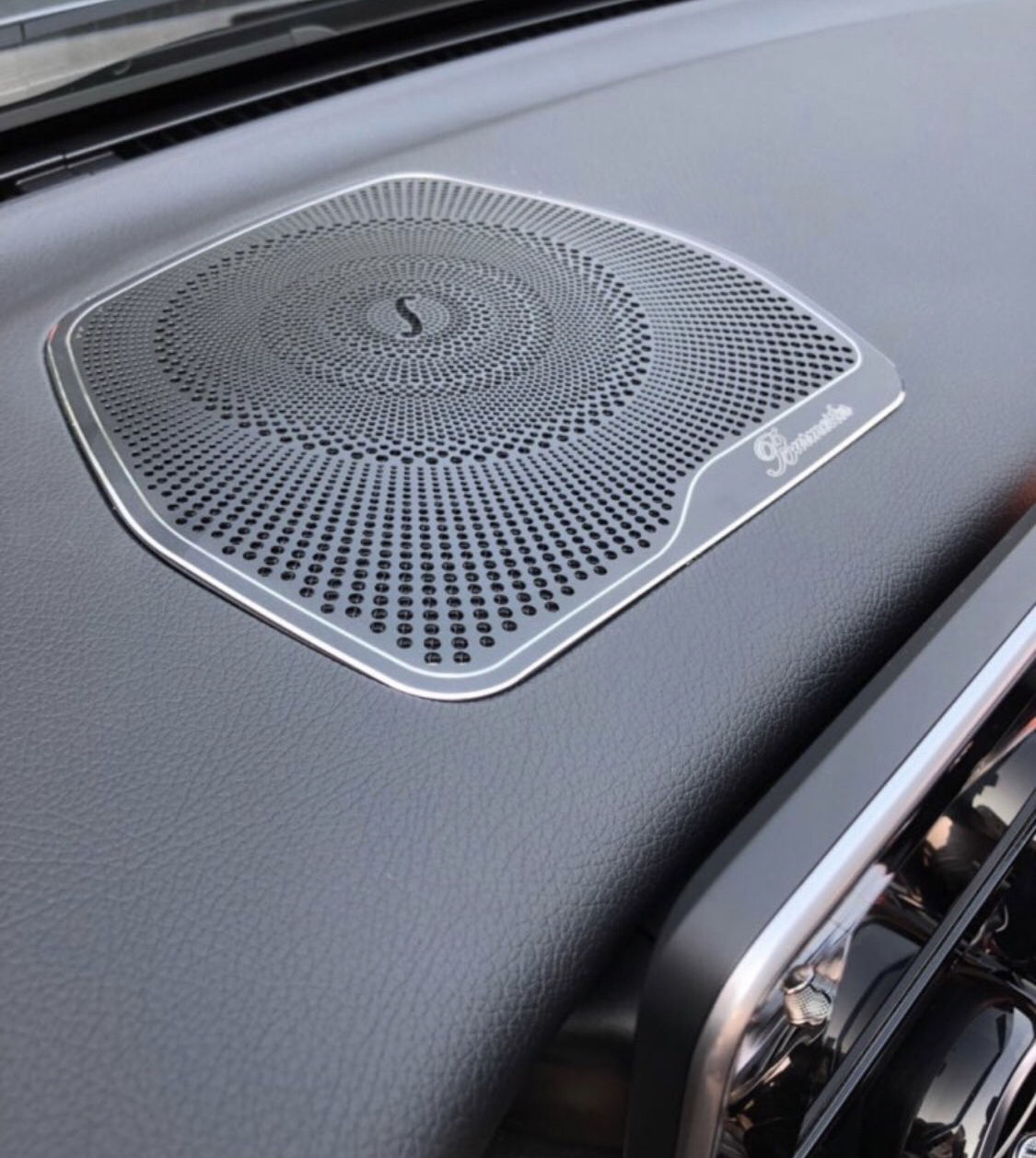 Kryt reproduktoru na palubní desku Burmester pro Mercedes Benz (W205) - černý